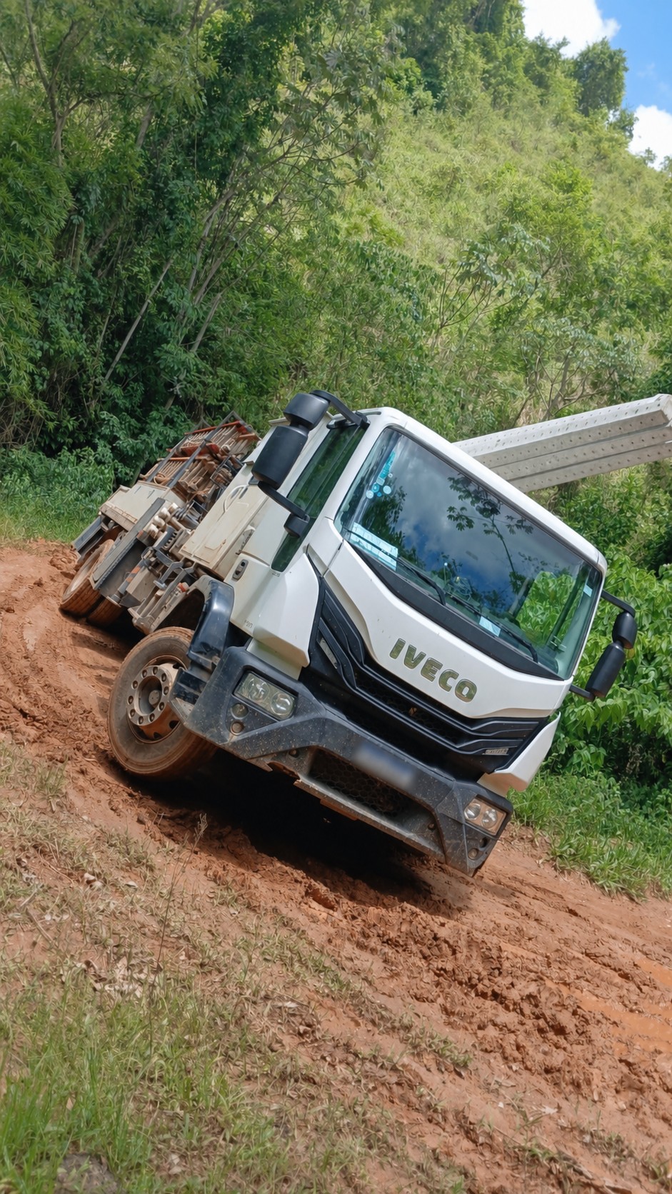Caminhão em terreno rural de difícil acesso