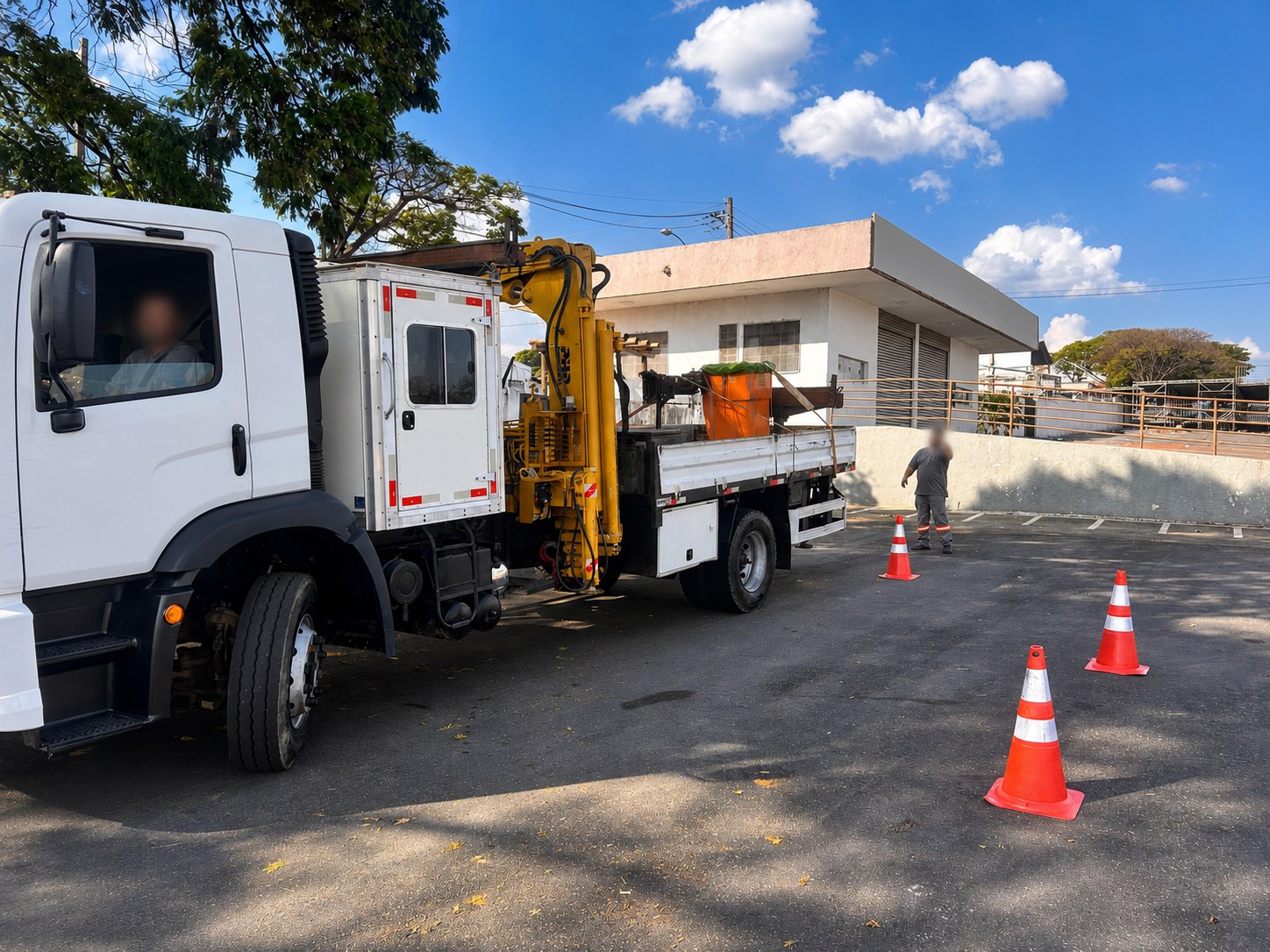 Treinamento prático com caminhão em exercício controlado