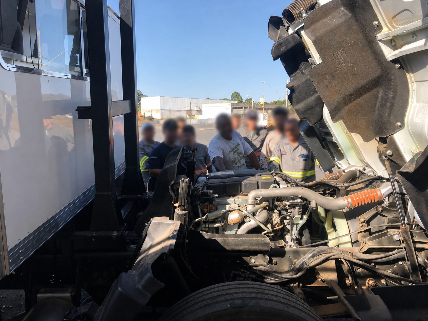 Treinamento de inspeção técnica em compartimento mecânico de caminhão