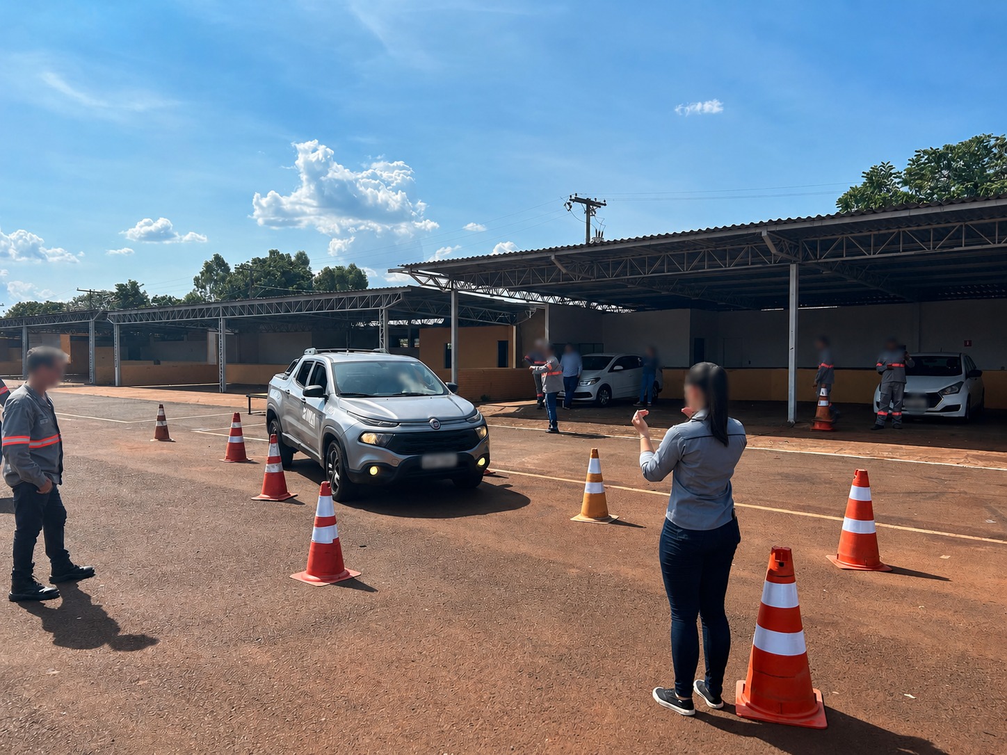 Exercício prático de direção defensiva com veículo leve entre cones