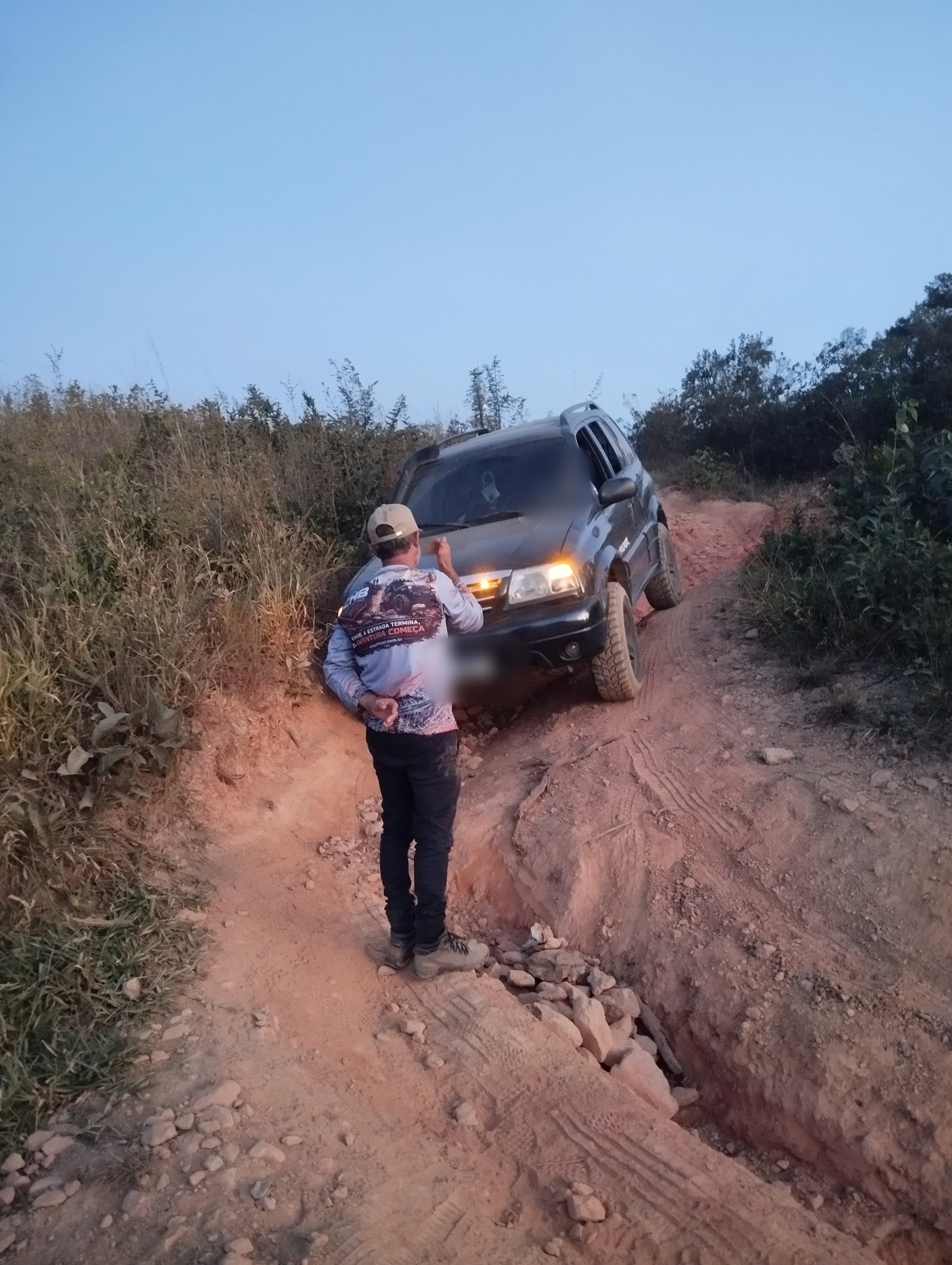 Instrutor orientando a transposição de um obstáculo 4x4