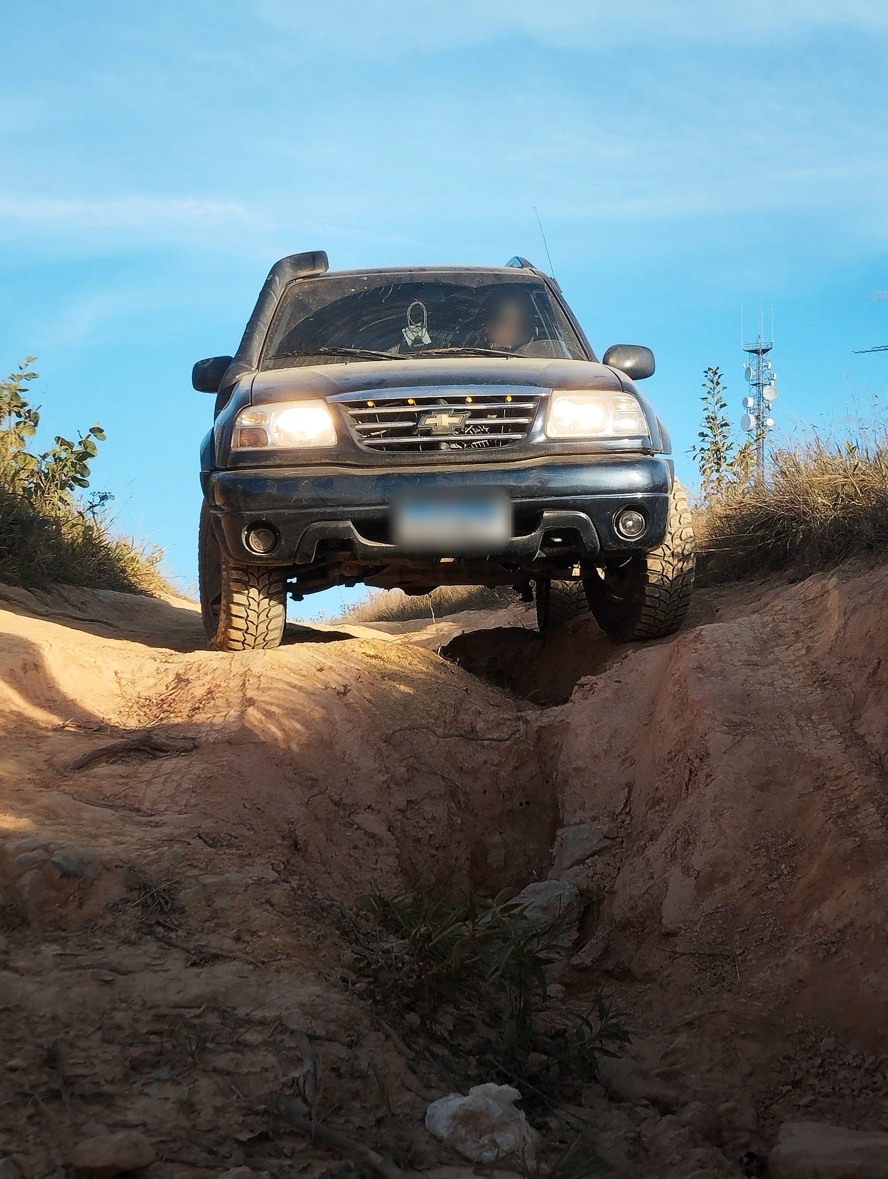 Veículo 4x4 em transposição de vala
