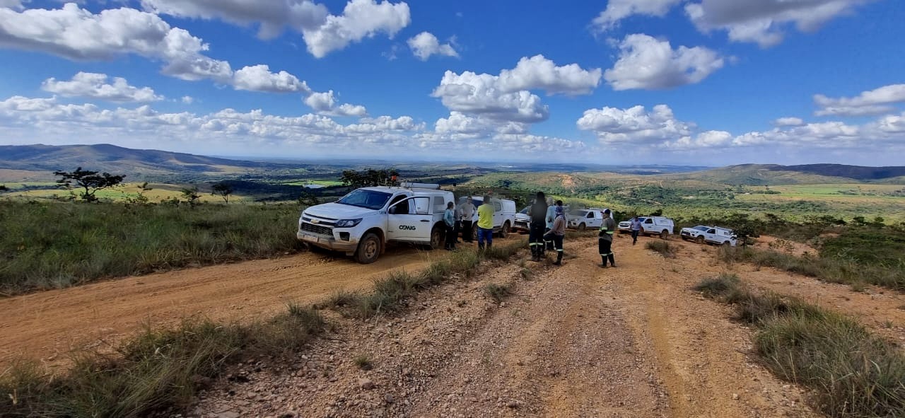 Veículo 4x4 em treinamento corporativo de campo