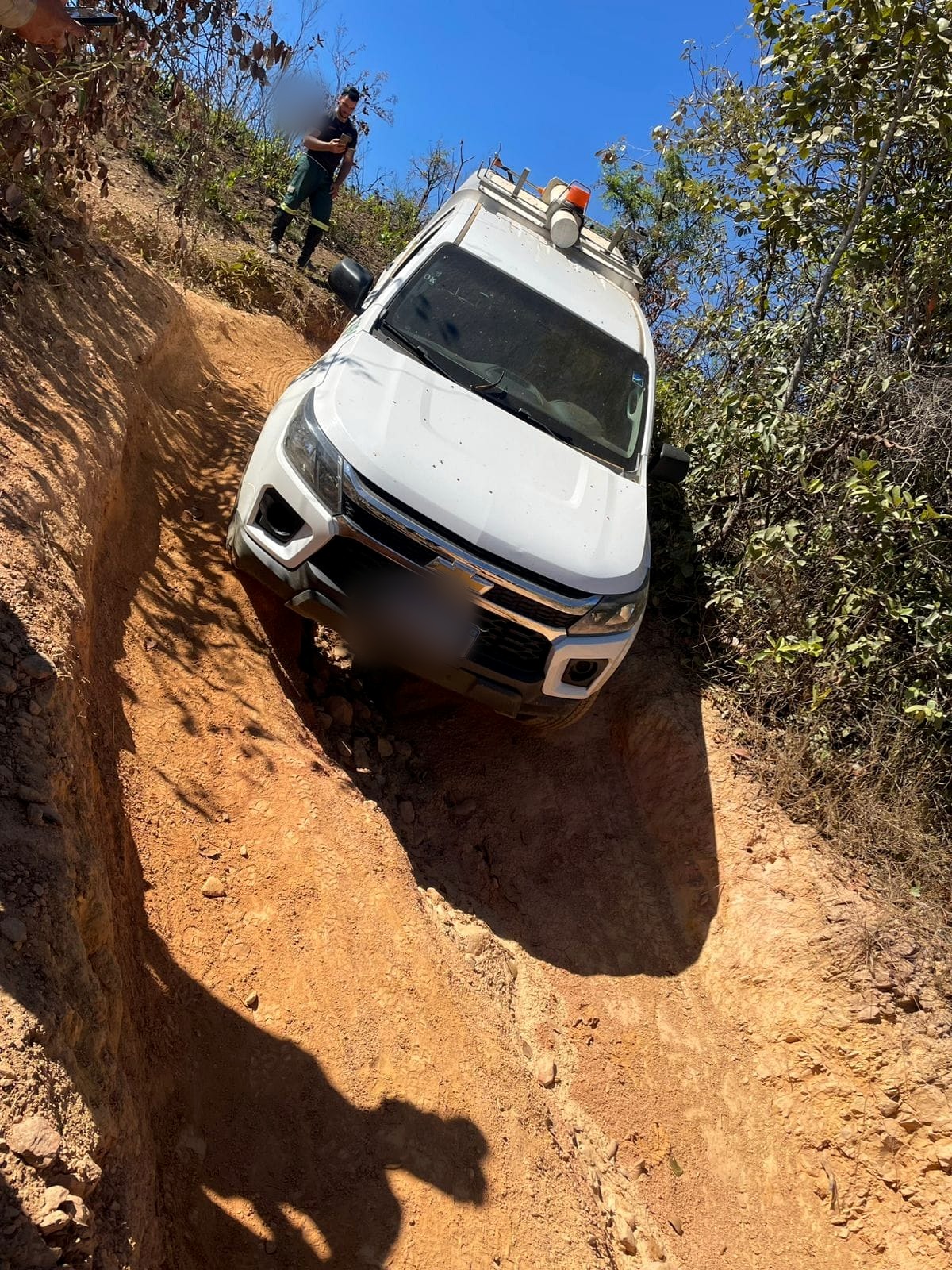 Veículo 4x4 em exercício de transposição de obstáculo