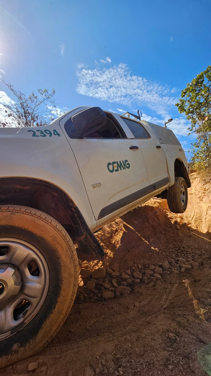Veículo 4x4 transpondo vala em terreno rural